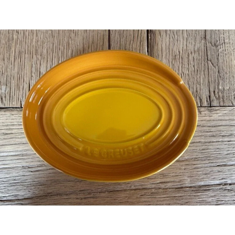 Le Creuset Stoneware Oval Spoon Rest Nectar Yellow NEW - Picture 1 of 4